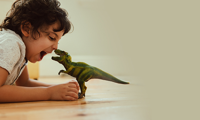 Kind und Dino