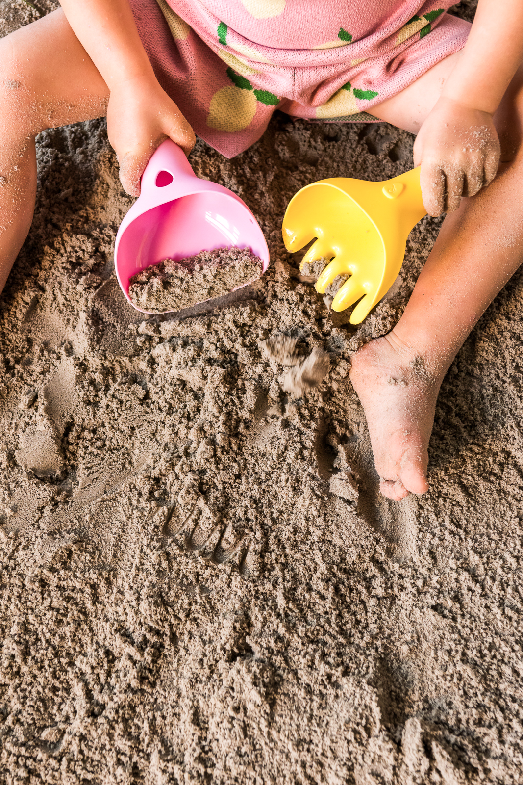 2 in 1 Schaufel und Harke "Raki" pink - Quut Sandspielzeug