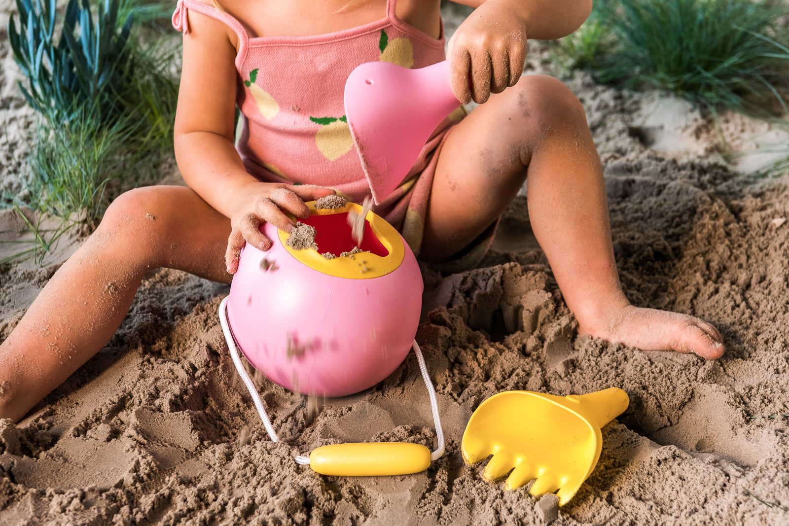 2 in 1 Schaufel und Harke "Raki" pink - Quut Sandspielzeug