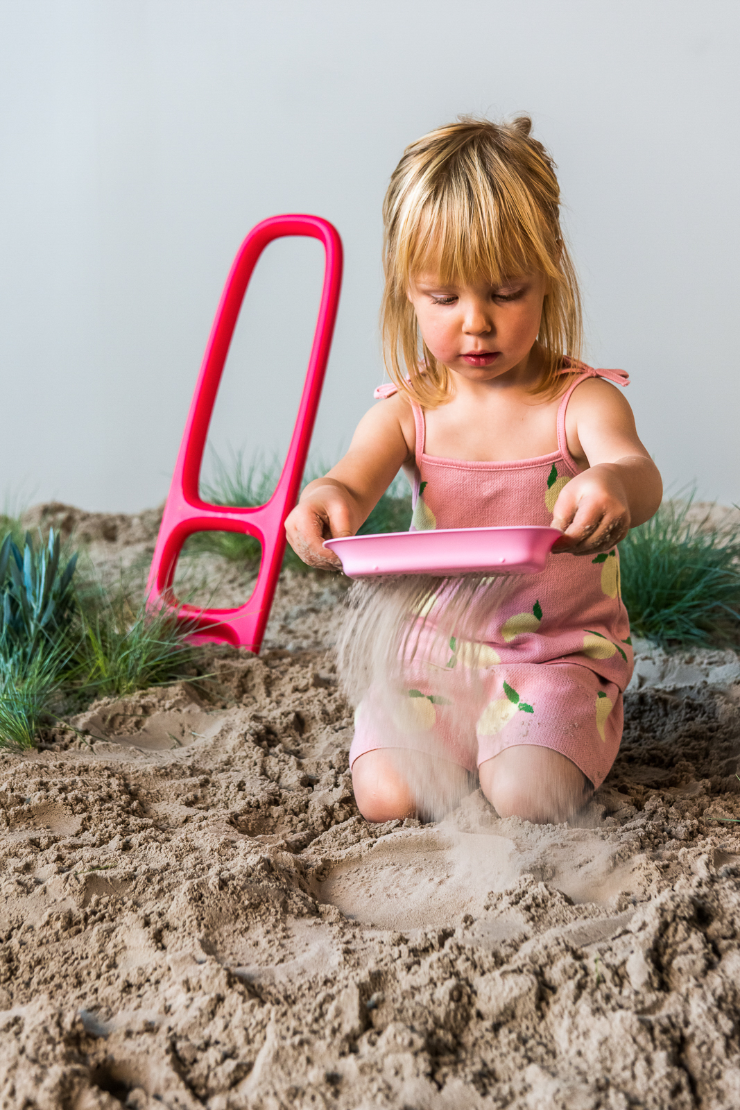 Kinderschaufel "Scoppi" inkl. Sieb rot - Quut Sandspielzeug