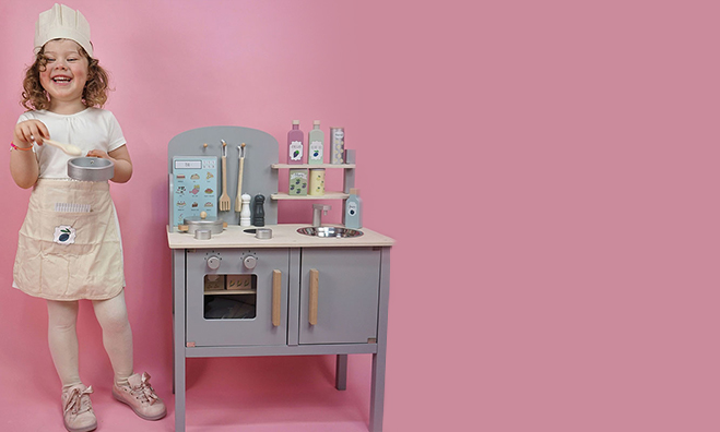 Kind in der Spielküche