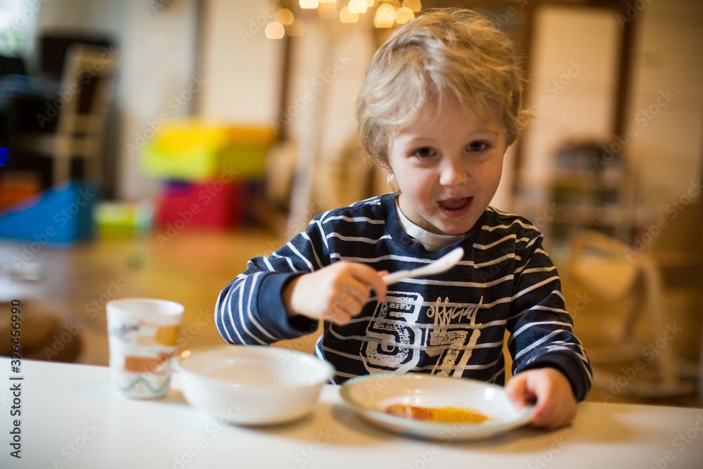 Kind mit Winnipuh Teller am essen