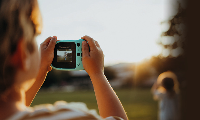 Kind am fotografieren