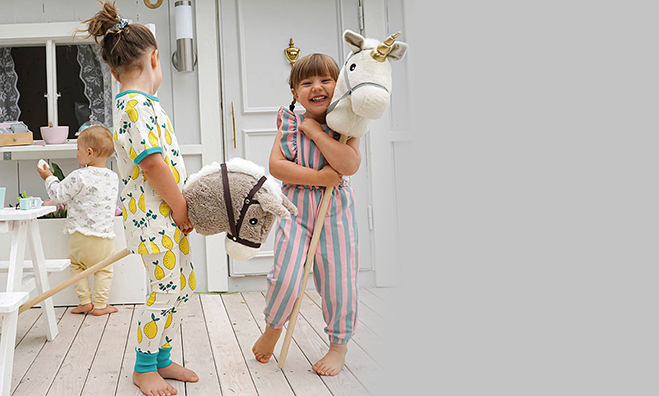 Kinder mit Holzpferdchen