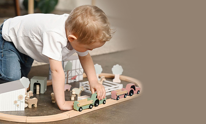 Kind spielt mit der Eisenbahn